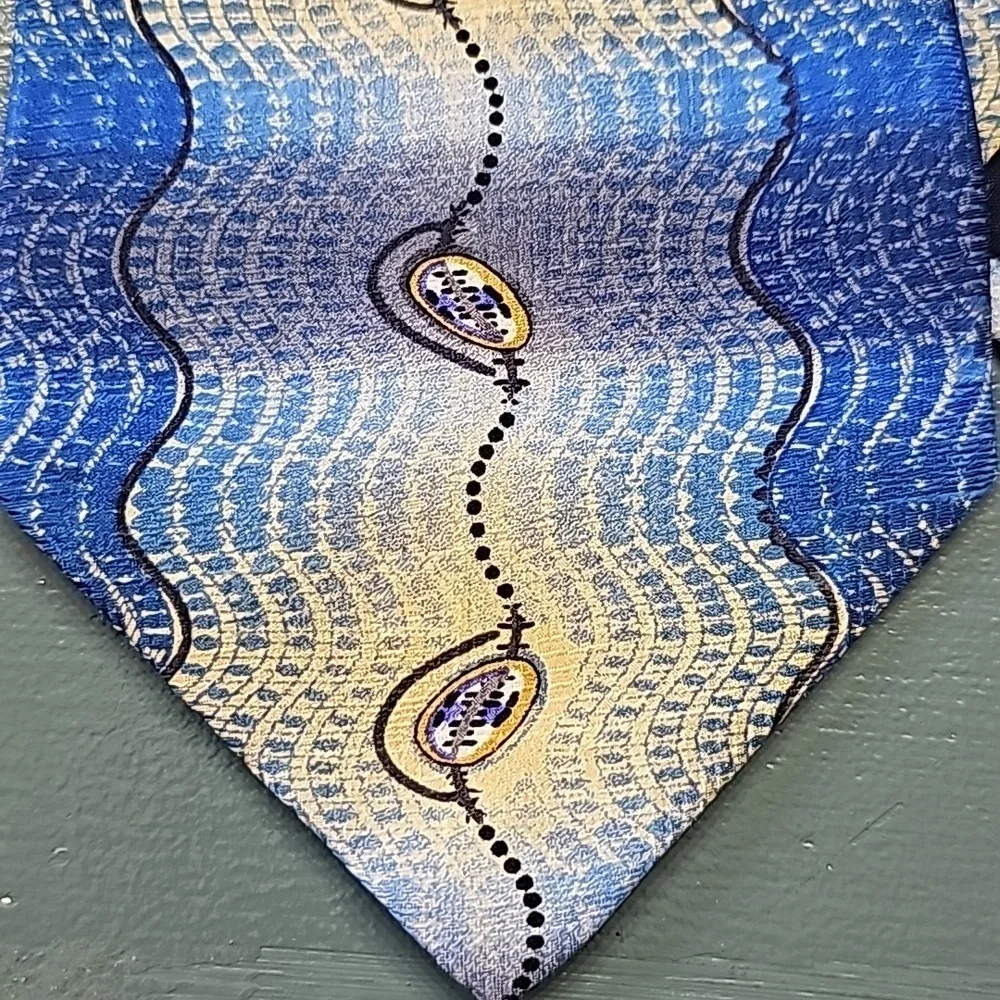 ENRICO CAPUCCI mens 100 % silk hand made tie. New York Rome. Blue/gold. 60 X‎ 4